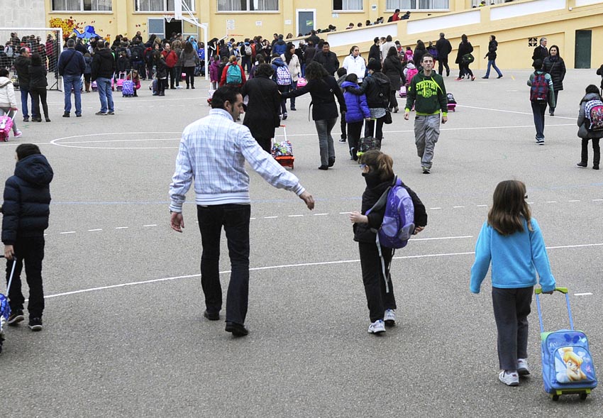 nios entrando en el colegio cap verge del toro de mao en un dia de huelga educativa