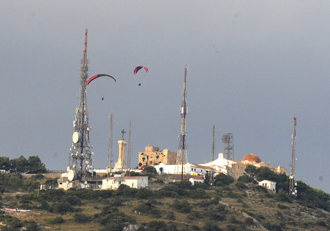 Imagen de archivo de gente haciendo parapente en Monte Toro.