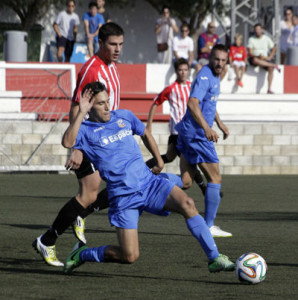 Acción del partido entre el Mercadal y el Ferriolense (Fotos: www.deportesmenorca.com)