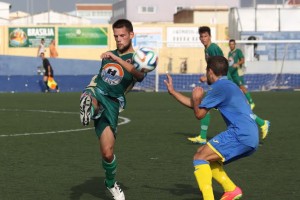 Un defensa del Alcudia golpea el balón durante el partido (Fotos: deportesmenorca.com)