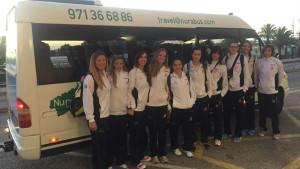 El equipo, esta mañana en Ciutadella antes de poner rumbo a Tenerife (Foto: Volei Ciutadella)