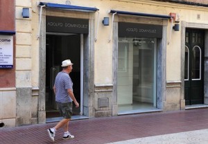 achada de la tienda de Adolfo Domínguez que acaba de cerrar (Fotos: Tolo Mercadal)