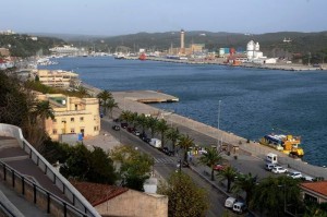 Imagen del puerto de Maó cerrado al tráfico marítimo (Fotos: Tolo Mercadal)