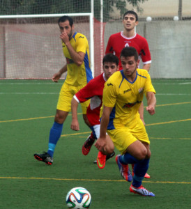 Acción del partido en Son Cladera (Fotos: futbolbalear.es)