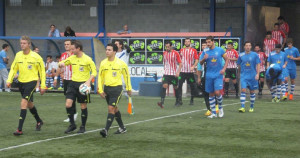 Jugadores saltando al campo en el partido de ida (Foto: futbolbalear.es)