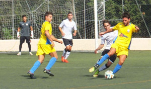 Joel controla un balón ante un rival (Fotos: futbolbalear.es)