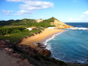 La playa de Es Mercadal es más infrecuente en estos listados.