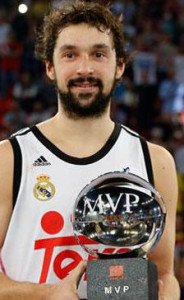 Llull, con el trofeo de MVP de la Supercopa.