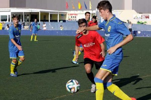 Marc Ametller controla el balón durante el partido (Fotos: deportesmenorca.com)