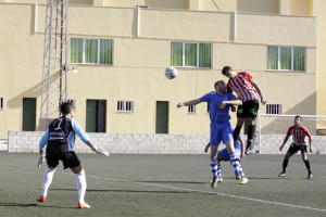 Remate de cabeza de Mas que supuso el 1-0 (Fotos: deportesmenorca.com)