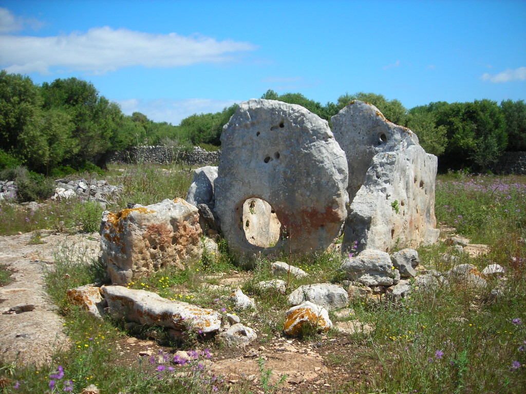 Sepulcre megalític de ses Roques Llises, a prop de Torre d'en Galmés