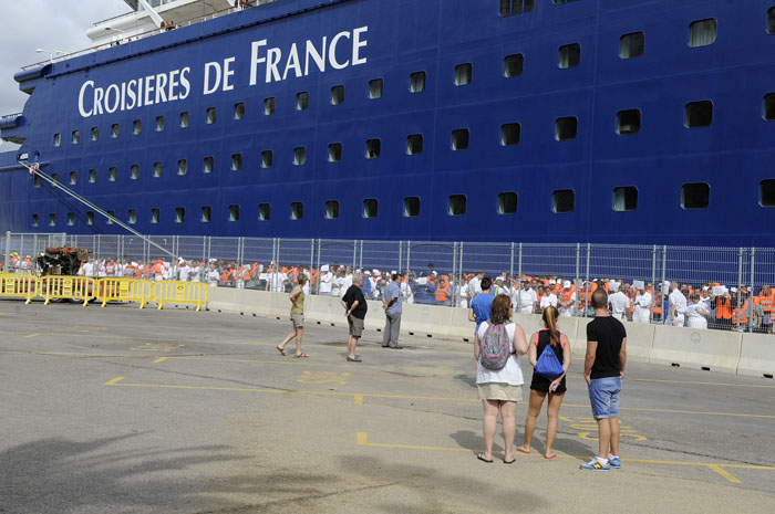 simulacro de emergencia del crucero croisieres de france en el puerto de mao