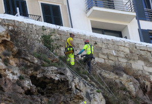 Especialistas en trabajos verticales actúan en la zona de "Can Joanet"