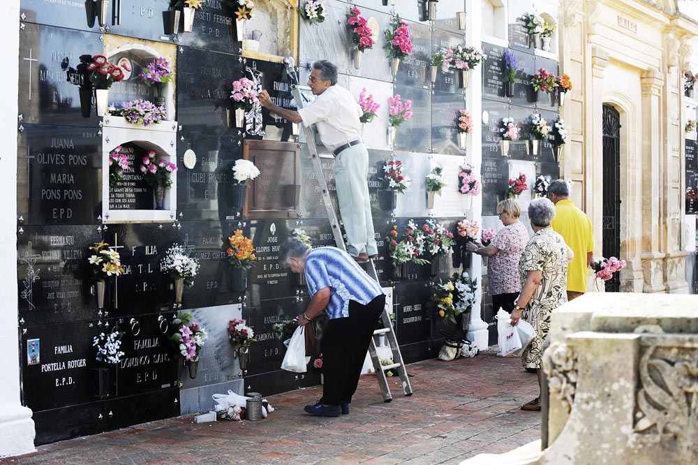 arreglos en el cementerio para el dia de todos los santos