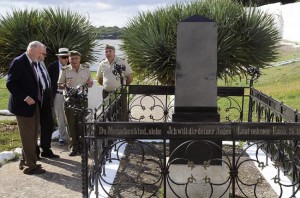 reinhard paichrowski embajador aleman visita cementerio ingles con matthias roters y el coronel jefe del ejercito en menorca