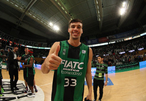 Suárez saluda tras el triunfo (Foto: ACB Photo)