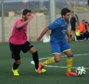 Marc Urbina controla un balón ante un jugador del Ferriolense (Fotos: futbolbalear.es)