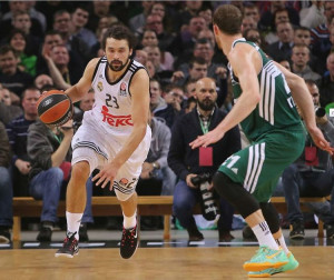 Llull sube la pelota en una secuencia del partido (Foto: Euroliga)