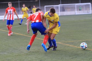 David Mas pelea un balón en el partido ante el Manacor (Foto: futbolbalear.es)