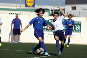 Acción del partido de la categoría alevín (Fotos: deportesmenorca.com)