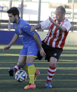 Urbina controla un balón ante un rival (Fotos: deportesmenorca.com)