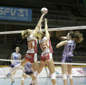 Gran bloqueo de Bea Vázquez e Irene Cano (Fotos: deportesmenorca.com)