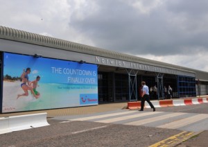 Imagen del aeropuerto de Norwich con el cartel de Thomson (Foto: Norwich Evening News)