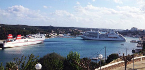 Maniobra del crucero con un barco comercial al otro lado (Foto: Nando Andreu)