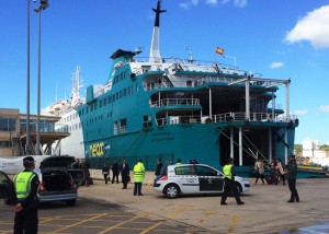 El pasaje de la compañía Baleària, desembarcando en el puerto de Maó.