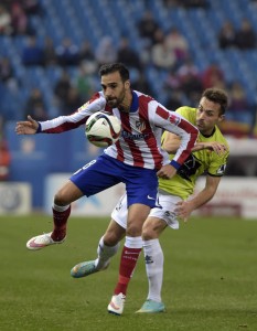 Rubén pelea un balón ante Gámez (Fotos: as.com)