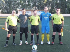 Capitanes, con el trío arbitral (Fotos: futbolbalear.es)