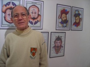 Miquel Capó junto a algunos de sus dibujos.