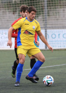 David Mas controla un balón ante un jugador del Campos (Fotos: futbolbalear.es)