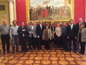 Representantes del sector junto con el presidente Bauzá, el conseller Company y la diputada Pons, coordinadora de la ponencia de la ley. FOTO.- Parlament