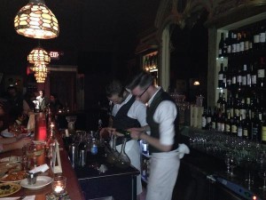 Barmans preparando bebidas con Xoriguer. FOTO.- B.H.