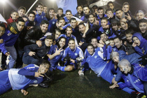 Los jugadores, celebrando el título (Fotos: deportesmenorca.com)