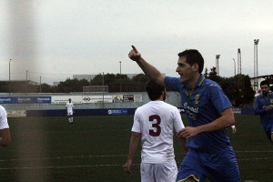 Zurbano, celebrando el gol (Fotos: deportesmenorca.com)