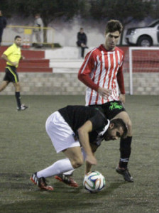 Marcos persigue un balón ante un jugador del Constància (Fotos: deportesmenorca.com)