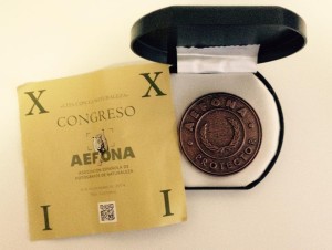 Medalla de socio protector de AEFONA entregada a Antoni Cladera.
