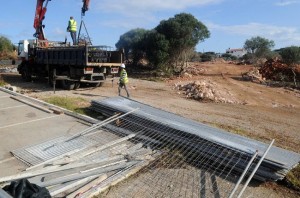 Camiones y operarios, en la zona en la que se ubicará el parque (Fotos: Tolo Mercadal)