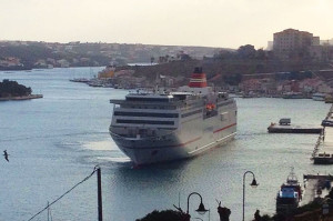 El buque de Acciona, entrando, hoy, en el puerto de Maó. FOTO. Nando Andreu