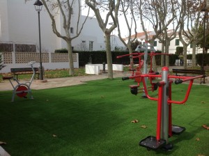 Se han instalado cinco máquinas para ejercitar diferentes partes del cuerpo en la plaza Constitución. FOTO.- Ayto. Sant Lluís