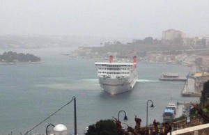 El buque de Acciona, entrando esta mañana en el puerto de Maó. Foto: Fernando Andreu.