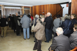 colas en el teatre principal para comprar entradas del Concert dAniversari