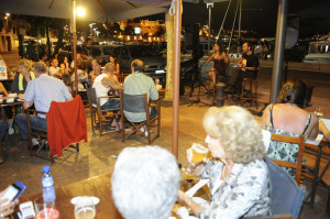 Turistas disfrutando de una actividad de dinamización el pasado verano en Mahón.