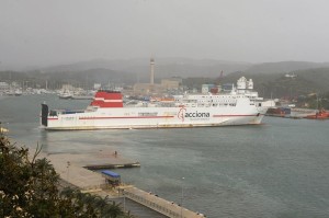 barco de acciona atrancando en el puerto de mao