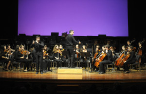 La interpretación de Josep Portella, solista, en el concierto para flautín y orquesta en Do Mayor de Vivaldi, sorprendió al público. FOTO.- Tolo Mercadal