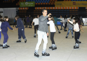 Pocos se resisten a deslizarse por la pista e inmortalizarlo. FOTOS.- Tolo Mercadal