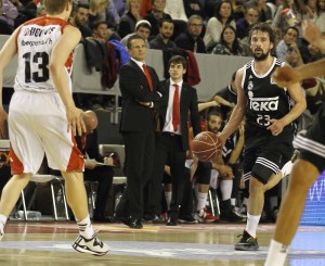 Dos acciones de Llull durante el partido (Fotos: ACB Photo)