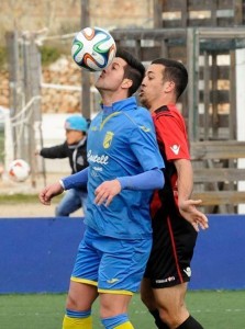 longa trata de controlar un balón ante un defensa del Formentera (Fotos: Tolo Mercadal)